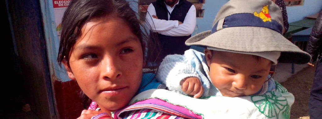 Niña y niño en Chullcupampa, Perú. Foto: Néstor Deras