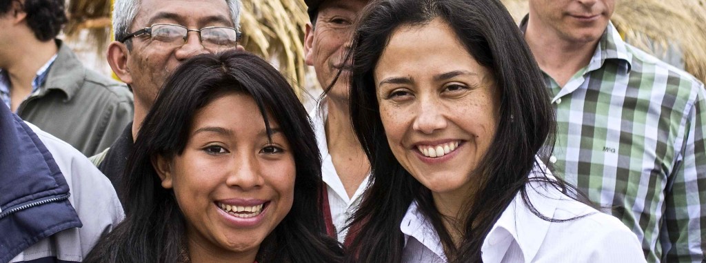 Nadine Heredia, Primera Dama del Perú (der.), con Karin Tuquer
