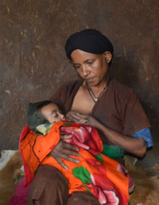 Bayush breastfeeds her child © Kenaw G/ECSC-SUN’