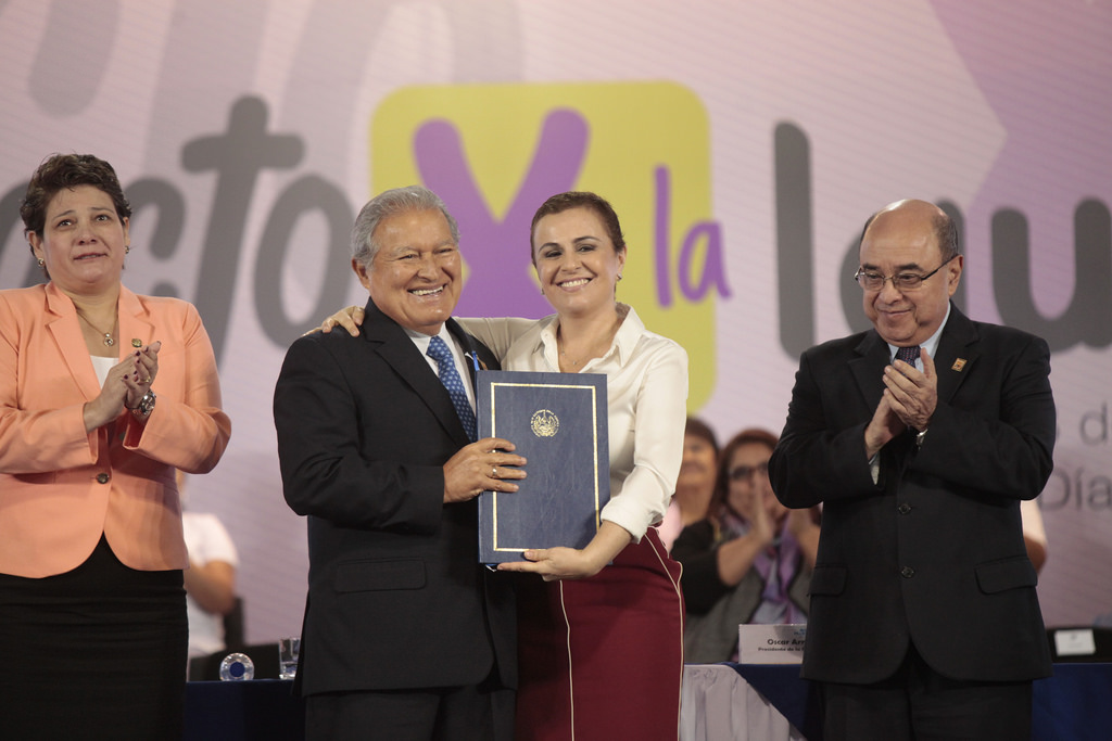 The President of El Salvador signs a Pact for Gender Equality on International Women&#8217;s Day